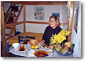 Matbord i l&auml;genheten. Klicka p&aring; bilden