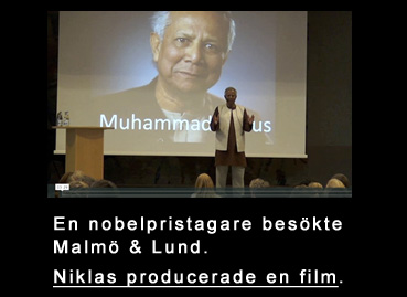 En nobelpristagare - som på allvar menar att det går att utrota fattigdomen i världen: Muhammad Yunus. Han gav olika föredrag i Lund och i Malmö. Niklas af Malmborg producerade en kort film. En nobelpristagare höll föredrag i Malmö och i Lund. Niklas af Malmborg producerade en film.