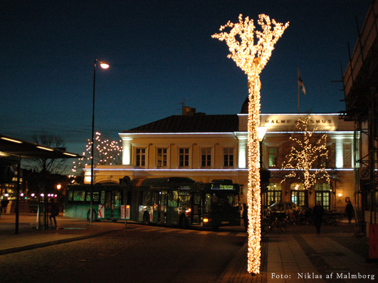Malm&ouml; B&ouml;rshus, n&auml;ra Malm&ouml; C, vy med nattbelysning